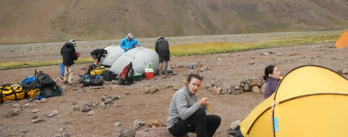 Autorka strony przy namiocie