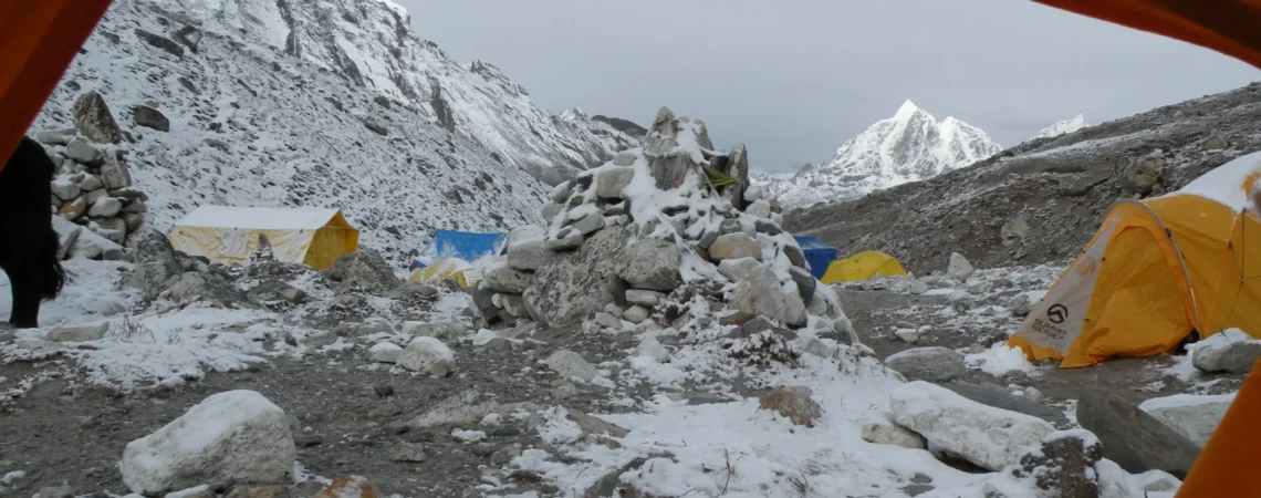 Widok na szczyty w Himalajach