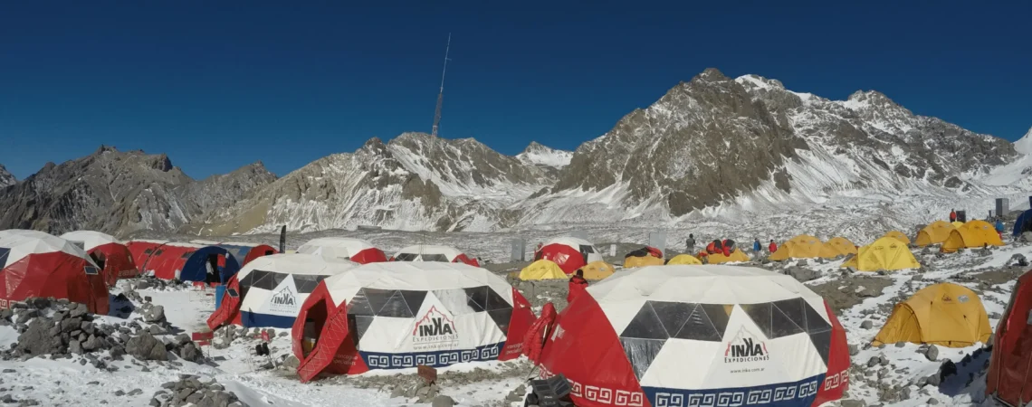 Namioty bazowe w base camp Plaza de Mulas na 4200 m n.p.m.
