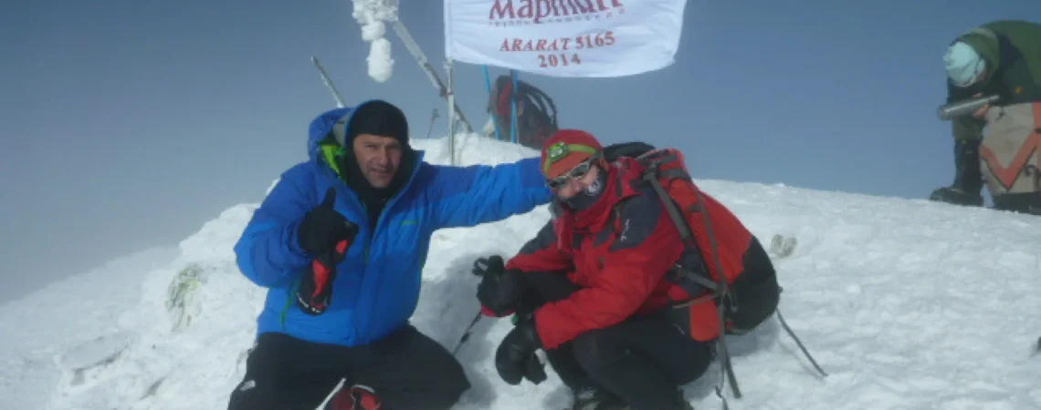 Autorka posta na szczycie Ararat