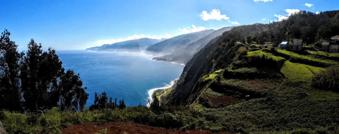 Widok na wybrzeże na wyspie Madera